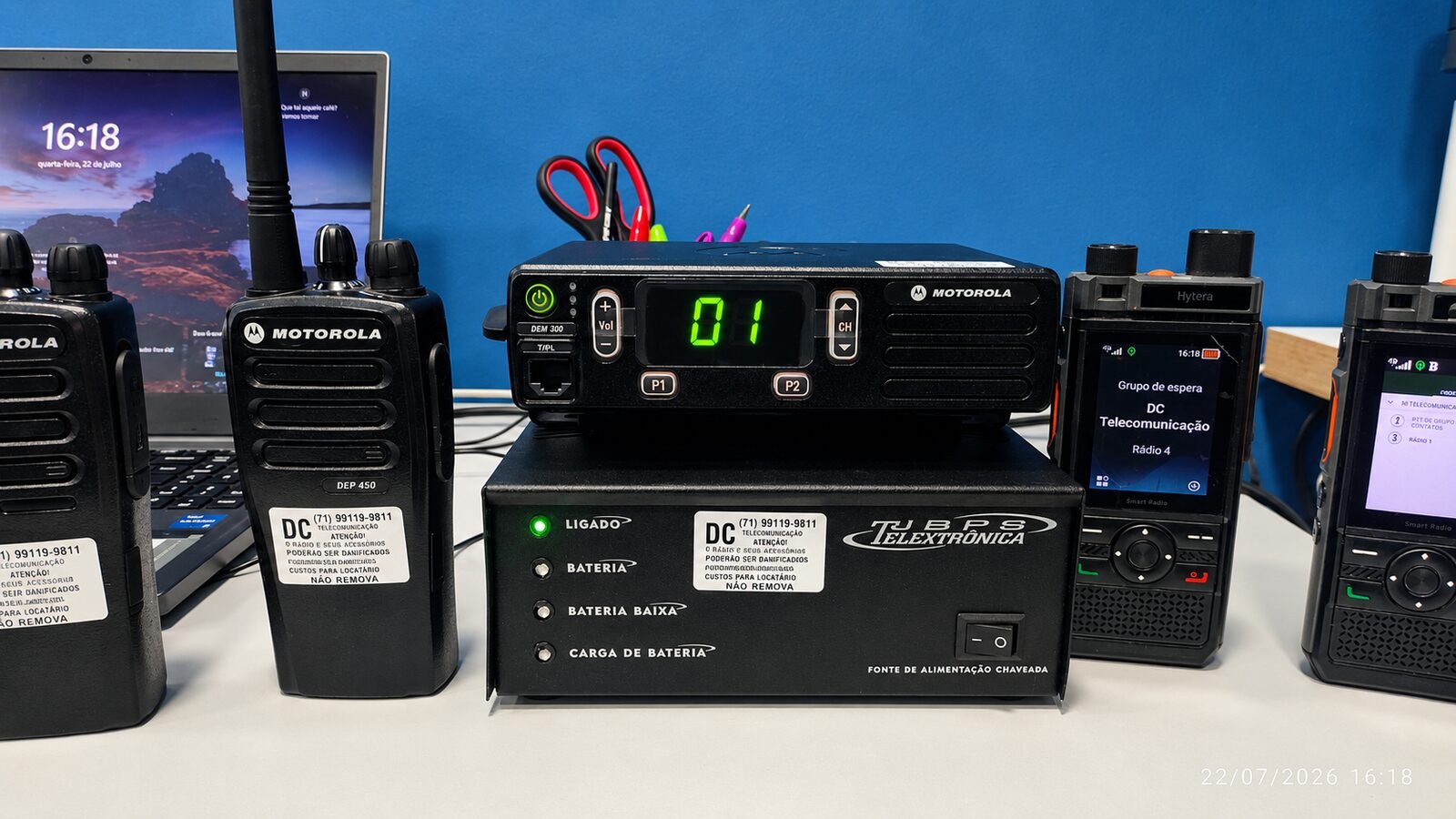 Base de rádio, HT e fonte de alimentação testados em bancada